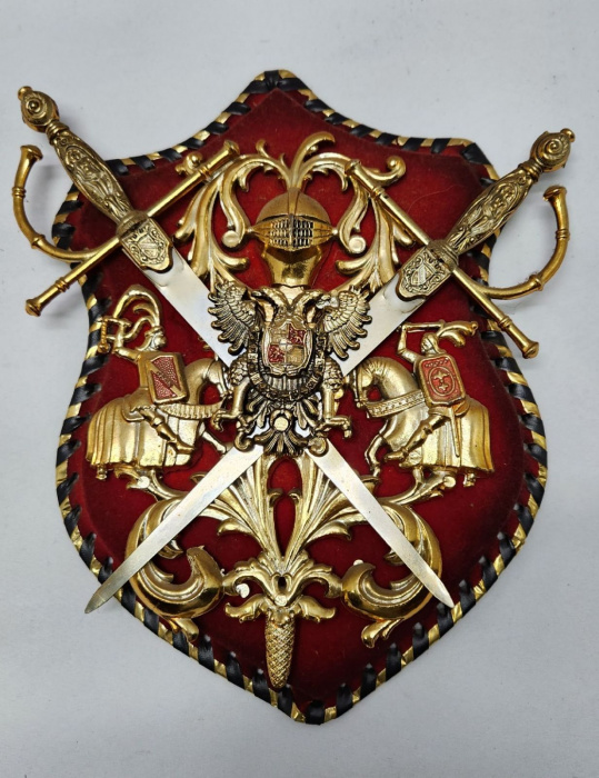 Панно Рыцарский герб с мечами ( Сост. на фото )